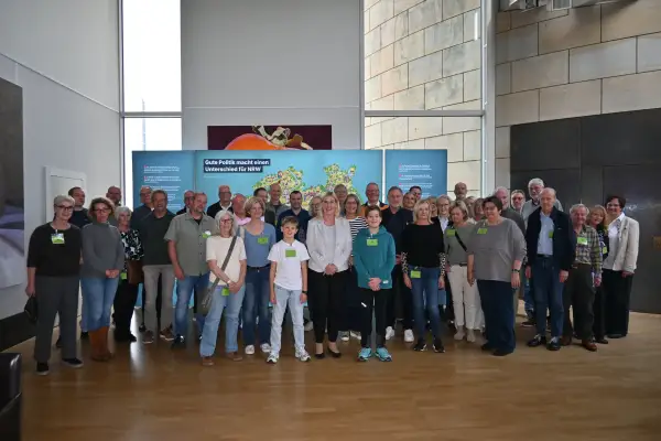 Gäste aus dem Duisburger Süden besuchten die CDU-Landtagsabgeordnte Petra Vogt (Mitte) in Düsseldorf. Foto: sam