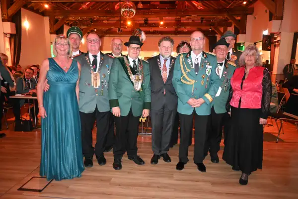 Hochmeister Max Freiherr Spies von Büllesheim (Mitte) genoss den Abend in Huckingen. Foto: sam 