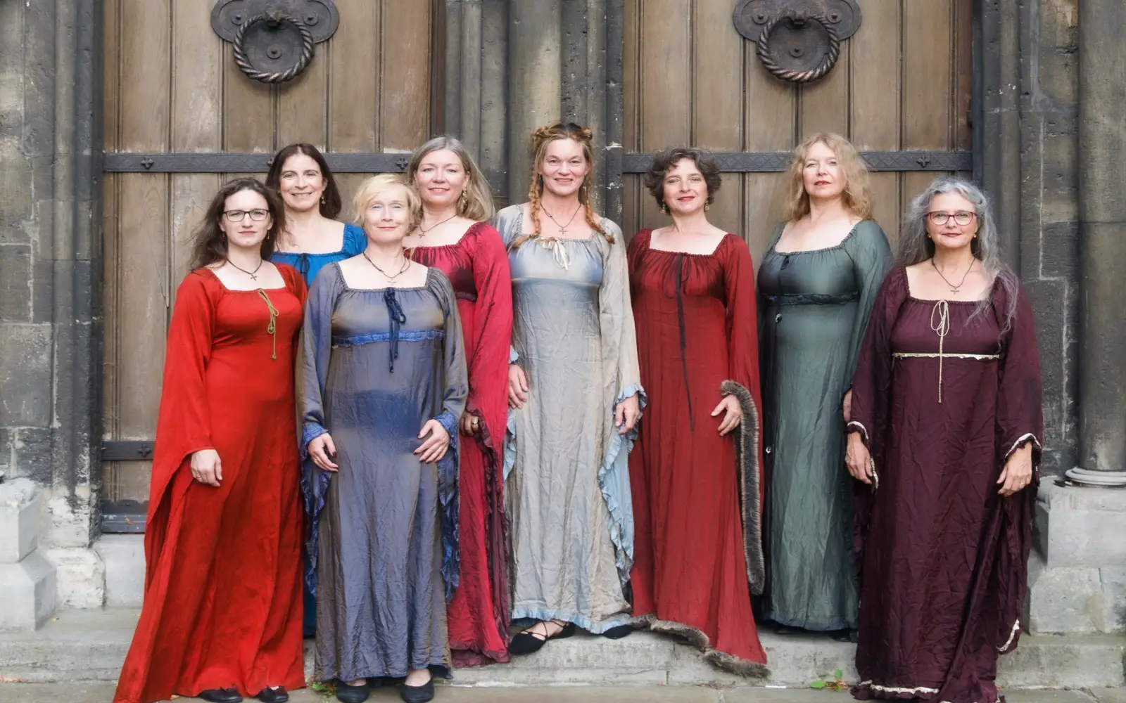 Die Sängerinnen der Frauenschola Ars Choralis Coeln bringen am Samstag, 26. September, Gesänge und Texte der Hildegard von Bingen in die Mündelheimer Kirche St. Dionysius. Foto: Stefan Erhard