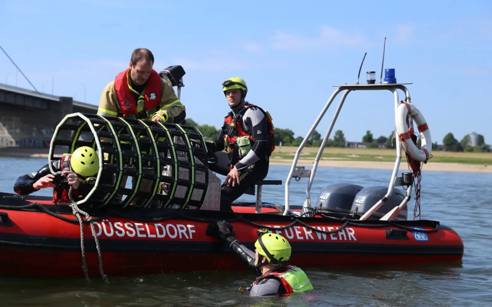 Die Feuerwehr Düsseldorf wurde am Wochenende zweimal mit dem Stichwort „Person im Rhein“ alarmiert, hier eine Einsatzübung der Strömungsretter im Juni. Foto: Feuerwehr Düsseldorf (Archivbild)
