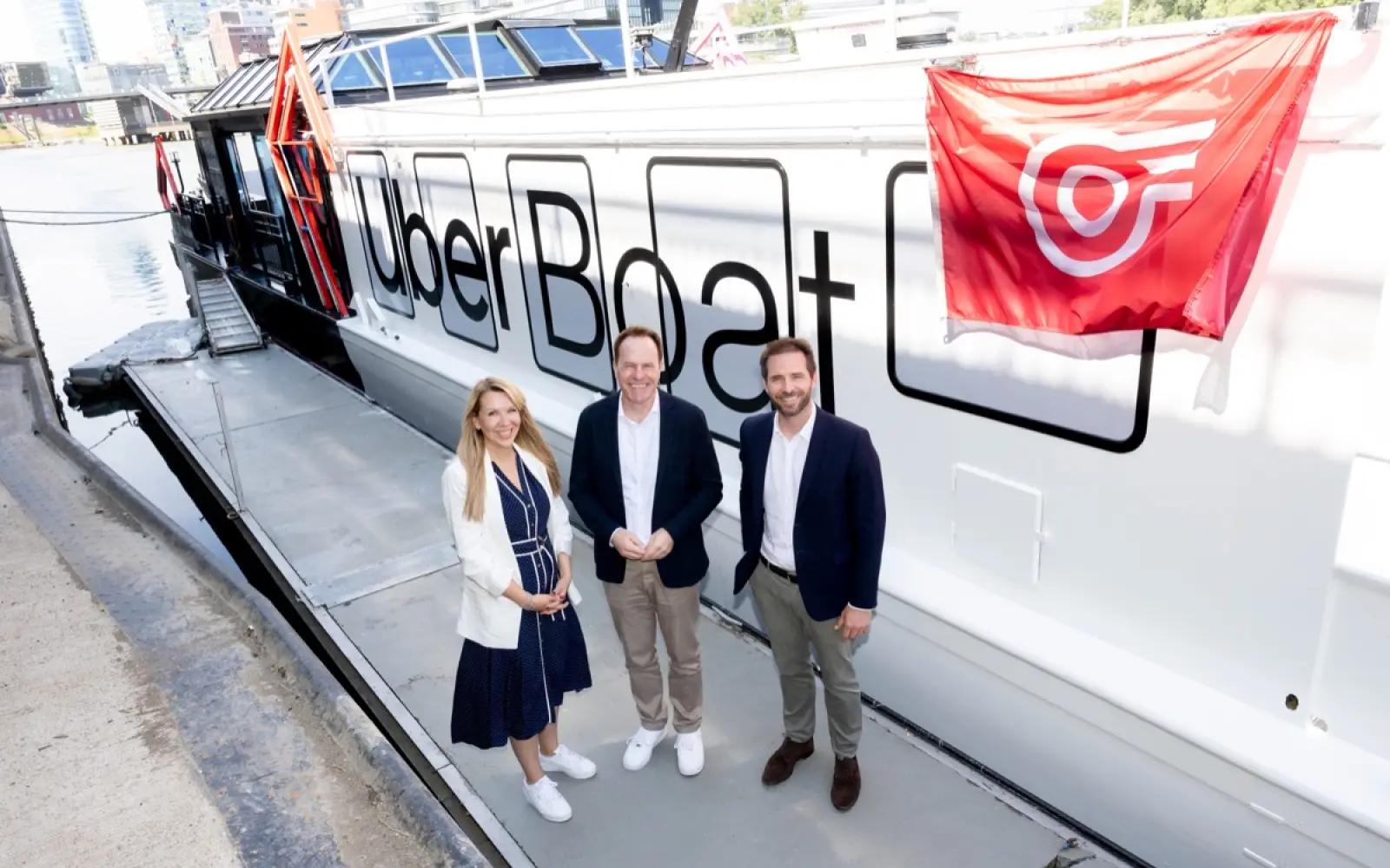 Die Michaela II des Rheinfährbetriebs Schäfer bringt die Kirmesbesucher in diesem Jahr als Uber Boat von der Altstadt zur Festwiese. Über den Start freuen sich (von links): Rheinbahn-Vorständin Annette Grabbe, Oberbürgermeister Stephan Keller und Uber-Deutschlandchef Christoph Weigler. Foto: Rheinbahn