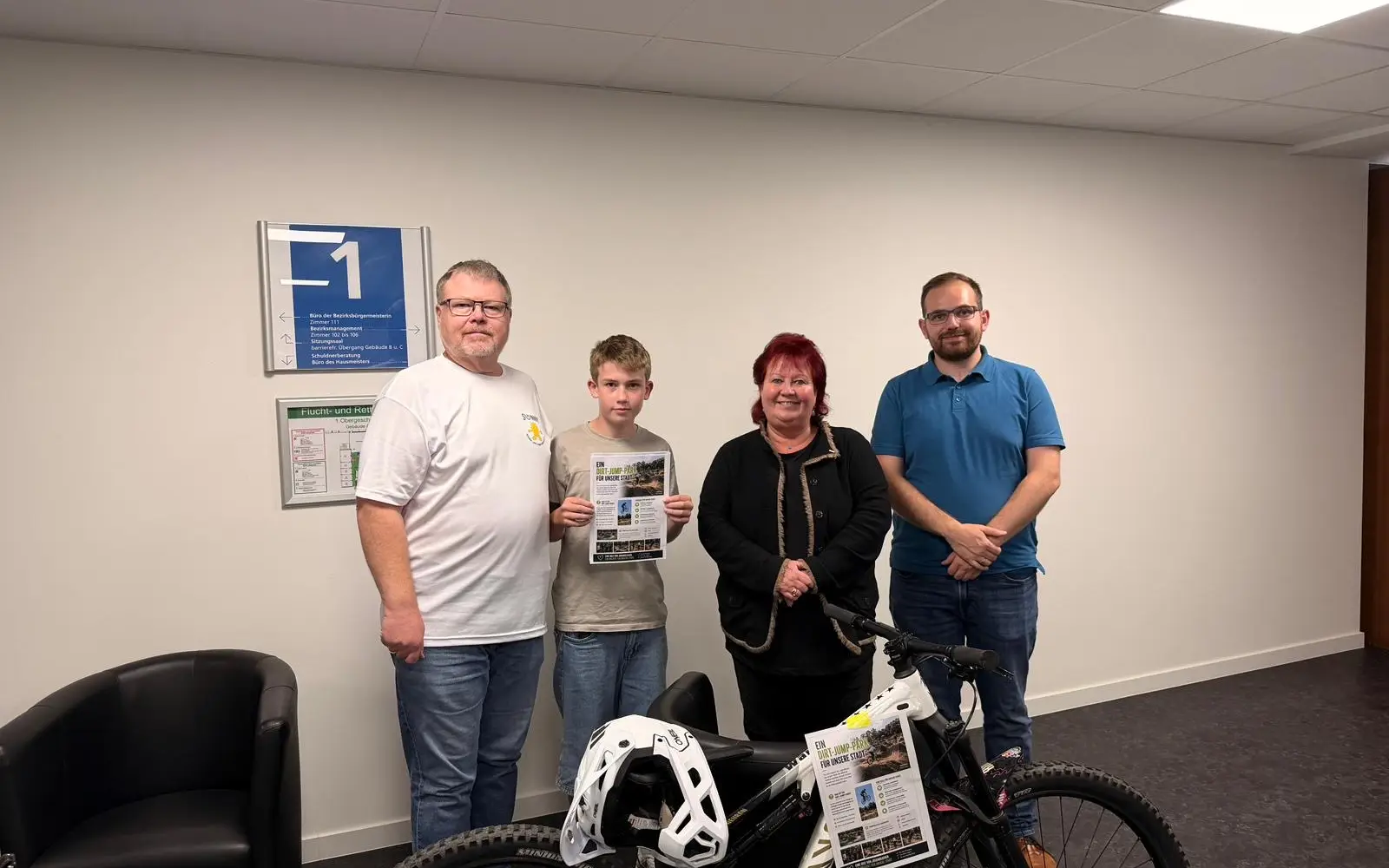 Jonas stellte das Projekt in der Bezirksvertretung Süd vor. Hier ist er mit Volker Haasper-Rückert vom Jugendzentrum Sunny (links), Bezirksbürgermeisterin Beate Lieske und Jugendkümmerer Hendrik Schulze zu sehen. Foto: privat 