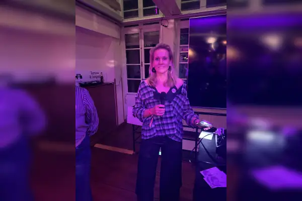 Sabine Hartmann (links) freute sich am Eingang über den Besuch von Past Distrikt Governorin Simone S. Cruickshank bei der ersten Lions Charity Party Night. Foto: privat