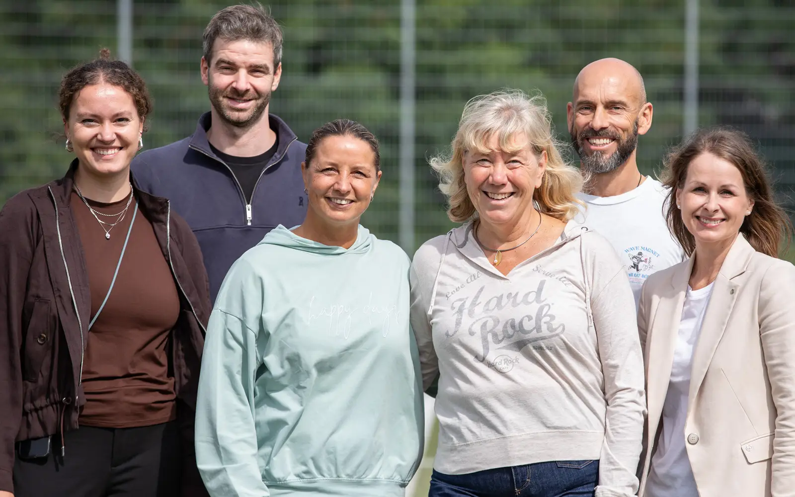 Die ehemalige Nationalspielerin Inka Grings gemeinsam mit Caroline Schulz, BAG WfbM-Veranstaltungsreferentin, Christian Loewen, Projektmanager der DFB-Stiftung Sepp Herberger, Andrea Stratmann, Vorstandsvorsitzende der BAG WfbM, Mario Ahlers-Ullmann, Leitung Öffentlichkeitsarbeit und Veranstaltungen der BAG WfbM, und Dr. Kerstin Adolf-Wright, Geschäftsführerin der BAG WfbM (von links). Foto: Carsten Kobow