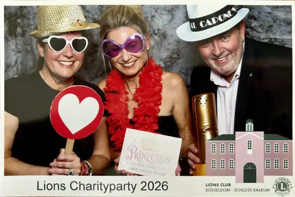 Viele Gäste nutzten die Fotobox für eine Erinnerung an die erste Lions Charity Party Night des Lions Club Düsseldorf-Schloss Kalkum. Foto: privat