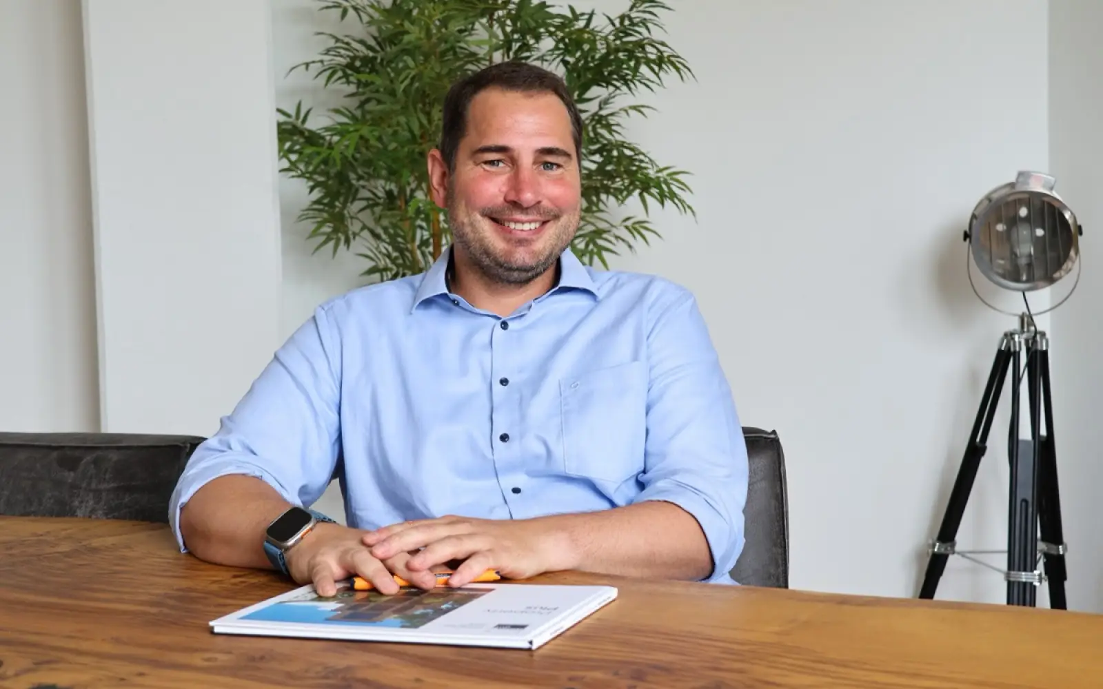 Christopher Büssen führt die raumgut Immobilien GmbH und bündelt vom Düsseldorfer Norden aus Vermarktung, Verwaltung und Handwerk unter einem Dach. Foto: raumgut Immobilien