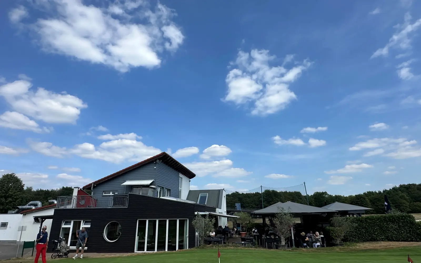 Am Clubhaus von Golf&more Huckingen treffen sich Mitglieder und Gäste, hier beim Putten auf dem Grün. Foto: privat