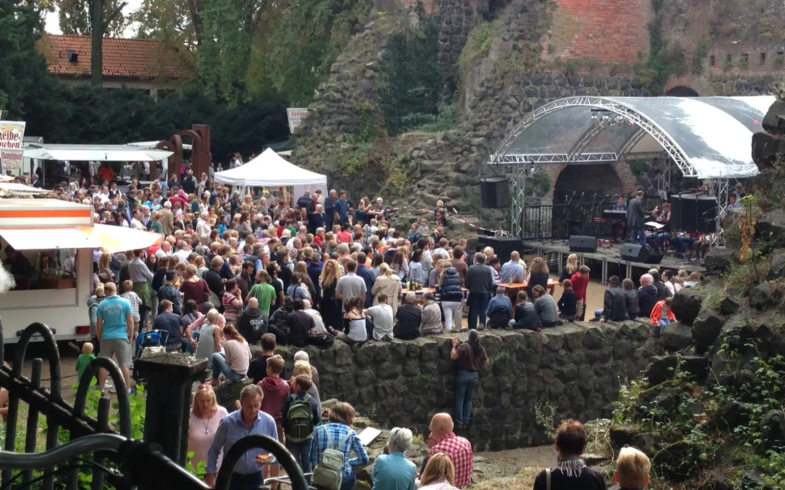 Das Kaiserpfalz Open Air 2016 zog viele Zuhörer in den Burghof, am Sonntag, 20. September, spielt der Nachwuchs wieder vor der Ruinenmauer. Archivfoto: S. Hertel