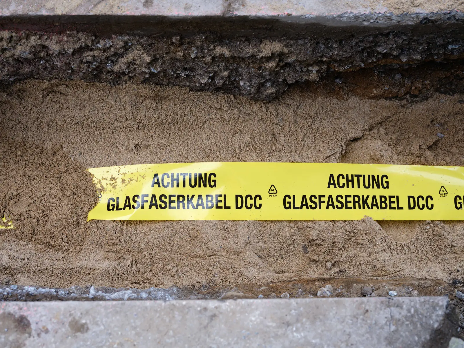 Die DCC verlegt nun im zweiten Abschnitt Glasfasertrassen in Alt-Rahm. Der ganze Ortsteil soll im dritten Quartal 2027 erschlossen sein. Foto: DCC