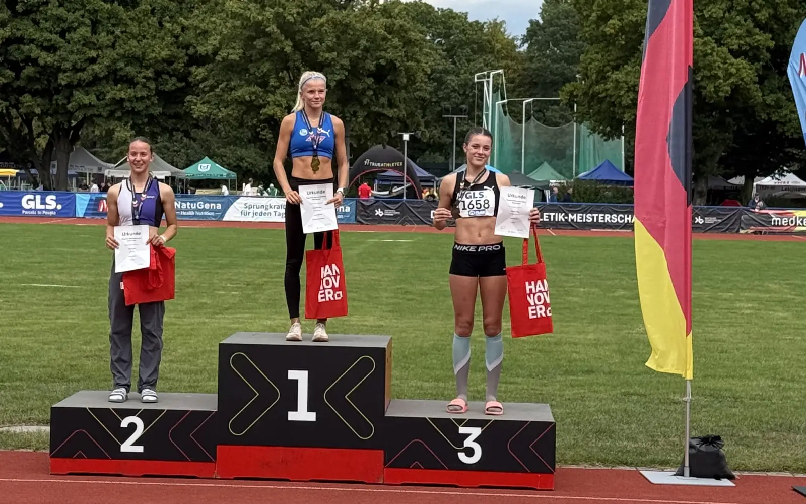 Victoria Otto (rechts) vom TV Kalkum-Wittlaer steht bei der Siegerehrung der Deutschen Mehrkampfmeisterschaften in Hannover auf dem dritten Platz. Mit 3.780 Punkten gewann die 14-jährige Angermunderin Bronze im Siebenkampf. Foto: Alexander Otto