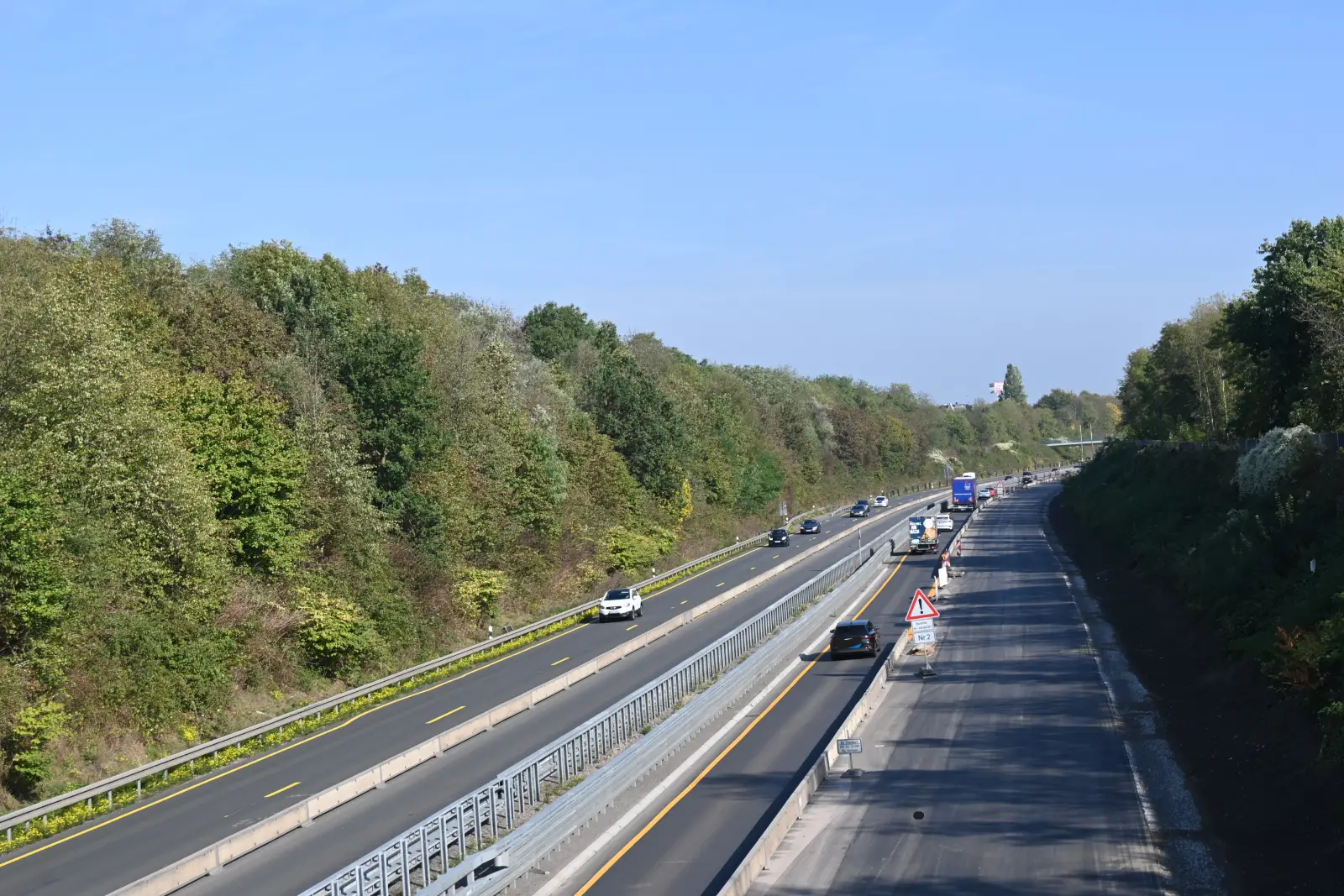 Kurzfristig sperrt die Autobahn GmbH auf der A59 in den nächsten Nächten sowie teilweise an zwei Tagen die rechte Spur Richtung Dinslaken, um Markierunsgarbeiten durchzuführen. Foto: sam