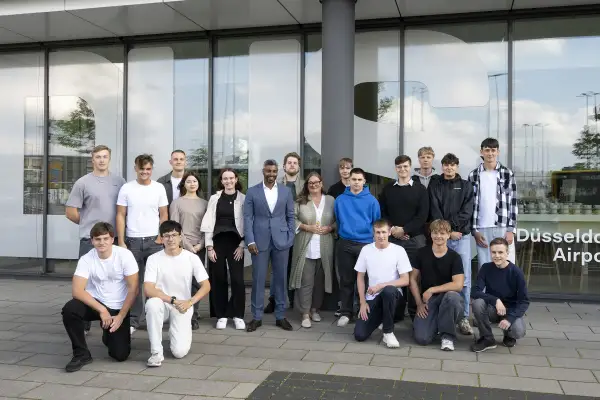 17 junge Menschen starten am Flughafen Düsseldorf in die Ausbildung