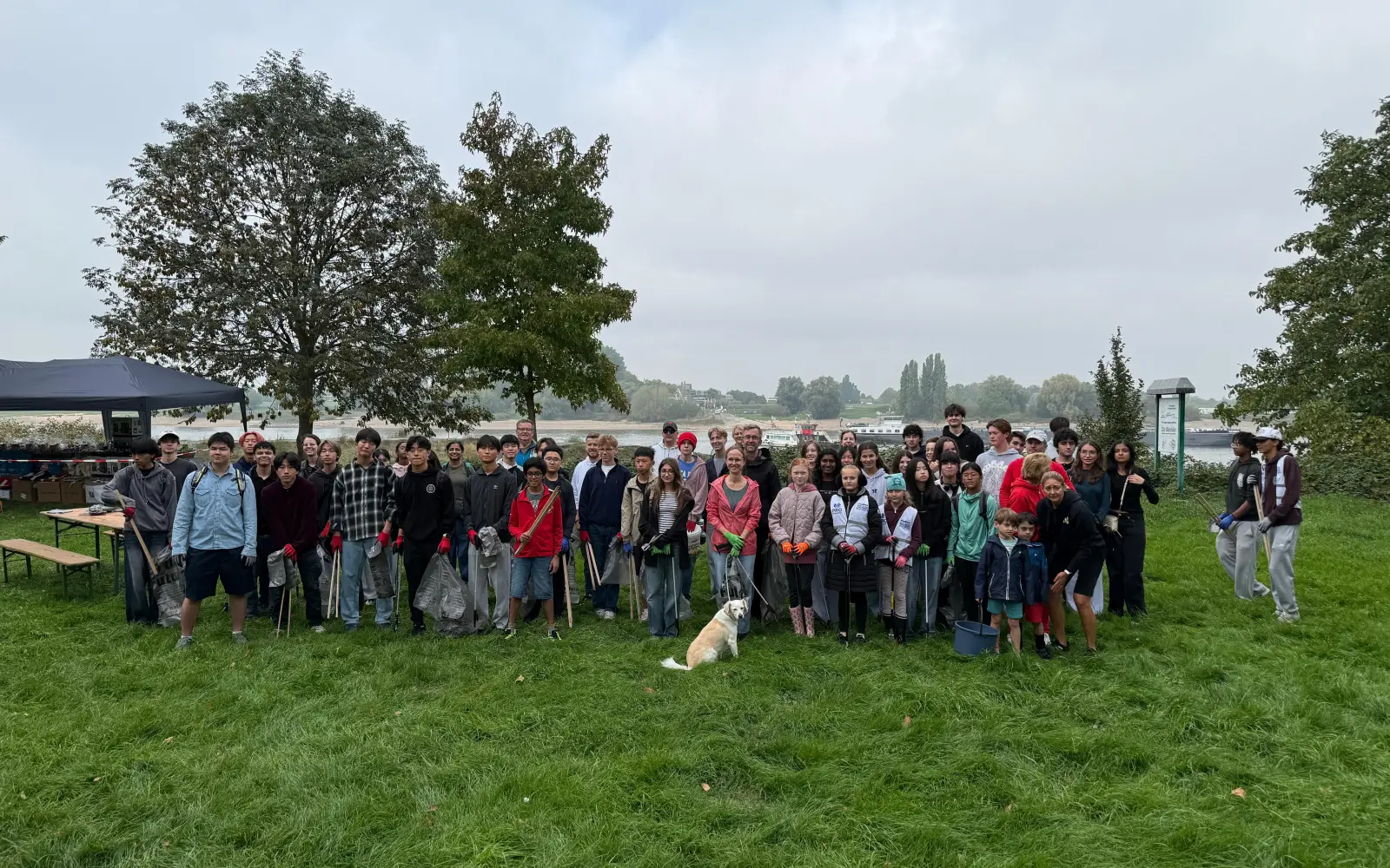 Rund 200 Teilnehmer haben beim neunten Rhine Clean Up das Kaiserswerther Rheinufer vom Müll befreit, den Großteil stellten Schülerinnen und Schüler der Internationalen Schule Düsseldorf. Foto: R. M. Tewes