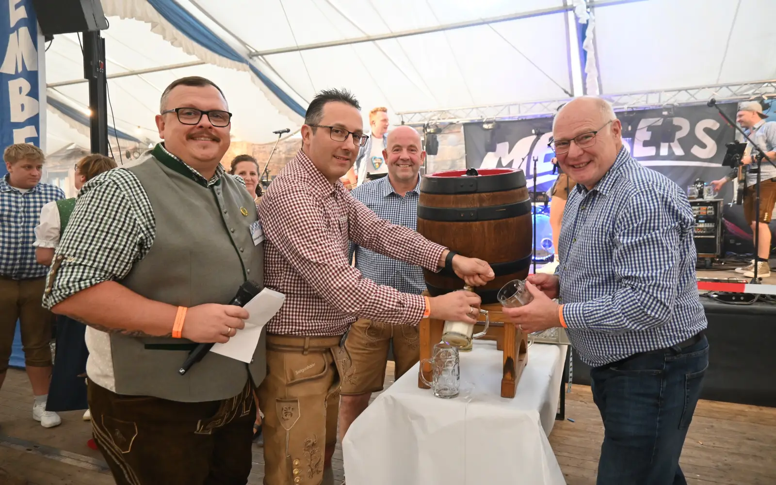 Nach dem erfolgreichen Fassanstich (von links): Christoph Hansen aus dem Organisationskomitee, Schützenkönig Sven Neukamm, Brudermeister Ludger Heesen und Karnevalsprinz Bernd Baumann. Foto: sam