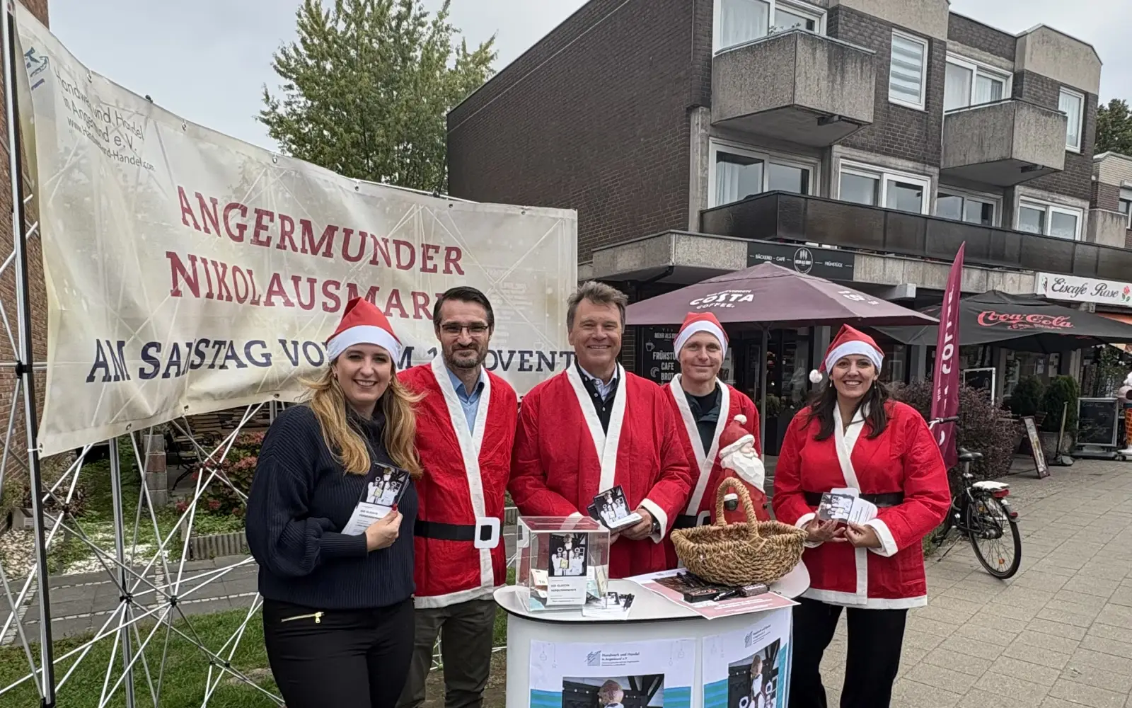 Am Infostand vor dem Edeka wurde am 19. September für den Angermunder Nikolausmarkt am Samstag, 28. November, geworben und gespendet. Foto: Mein Angermund e.V.