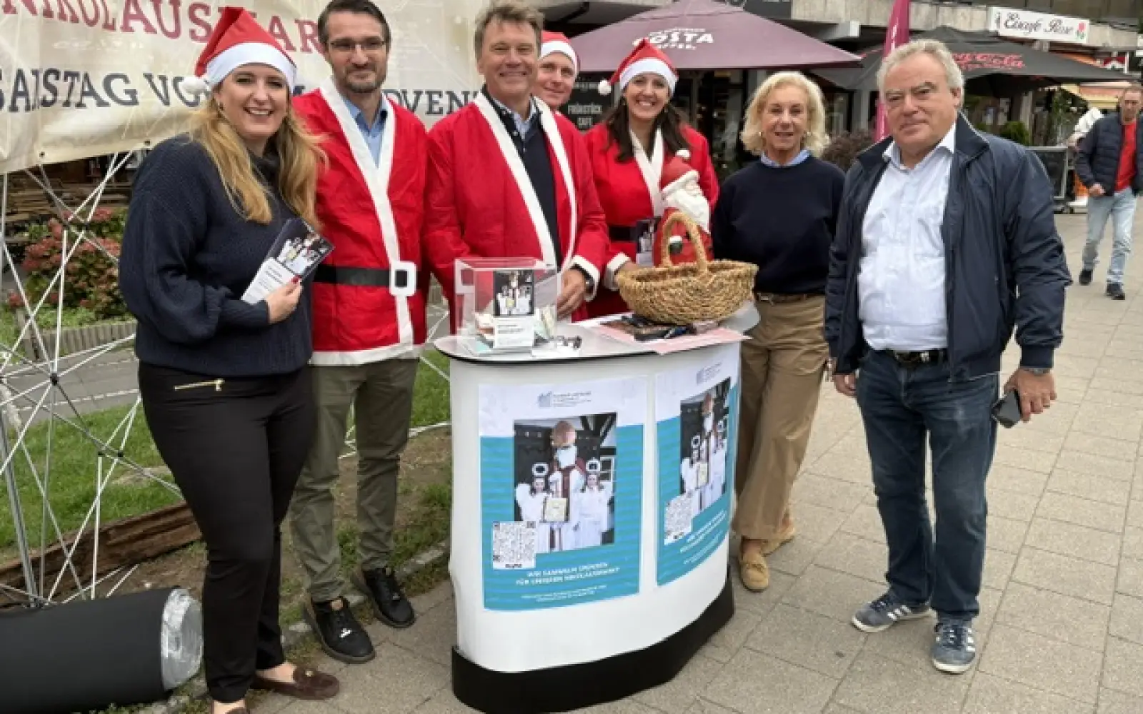Zwischendurch bekam der Infostand vor dem Edeka Unterstützung aus der Politik. Foto: Mein Angermund e.V.