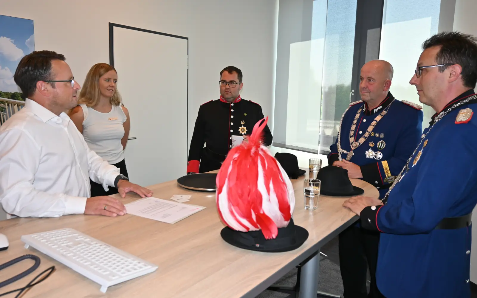 Rene Sänger, Leiter des Privatkunden-Centers Sittardsberg (links), tauschte sich mit Vertretern der St. Sebastianus Schützenbruderschaft Serm aus. Foto: sam