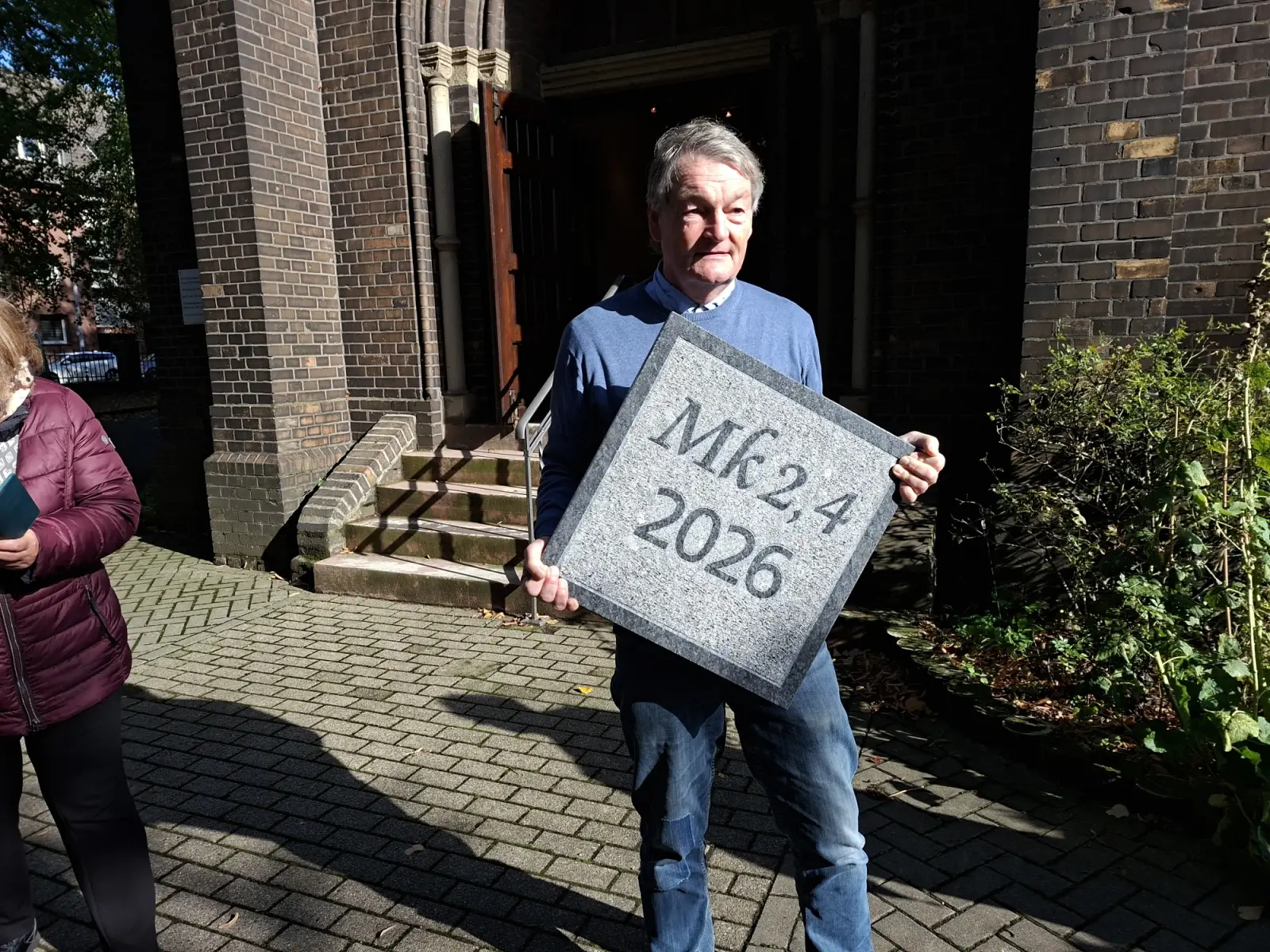 Der Grundstein für den Neubau mit zwölf barrierefreien Mietwohnungen trägt die Jahreszahl 2026 und die Bibelstelle Markus 2,4. Foto: privat