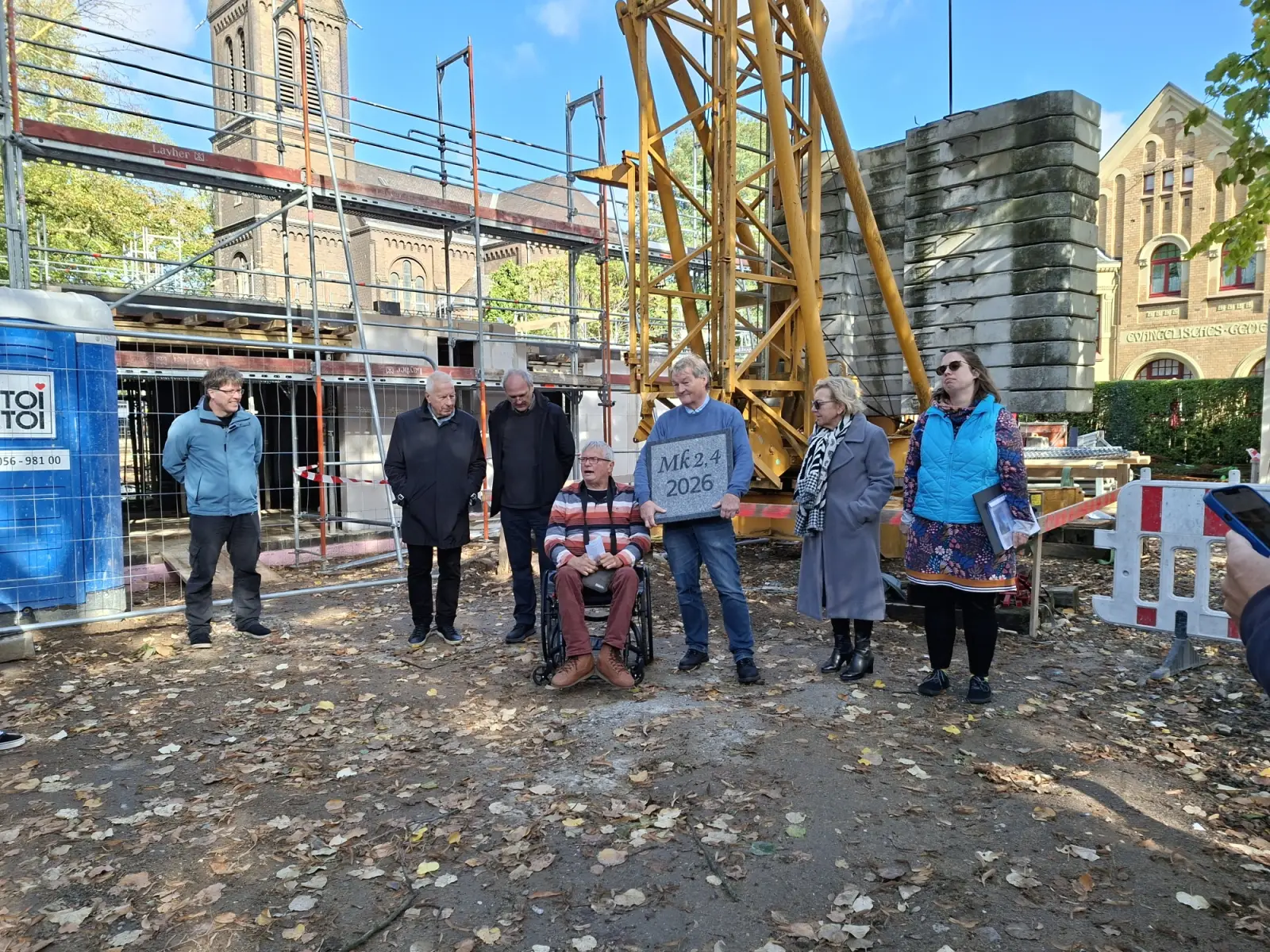 Bei der Grundsteinlegung an der Wanheimer Kirche versammelten sich die Beteiligten auf der Baustelle neben dem Gotteshaus. Foto: privat