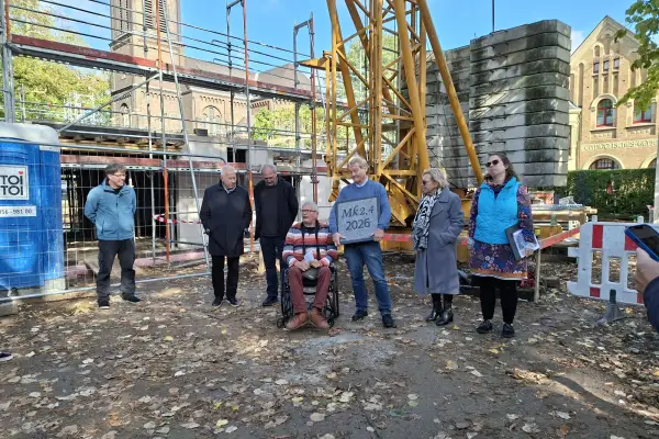 Grundstein für zwölf barrierefreie Wohnungen an der Wanheimer Kirche gelegt