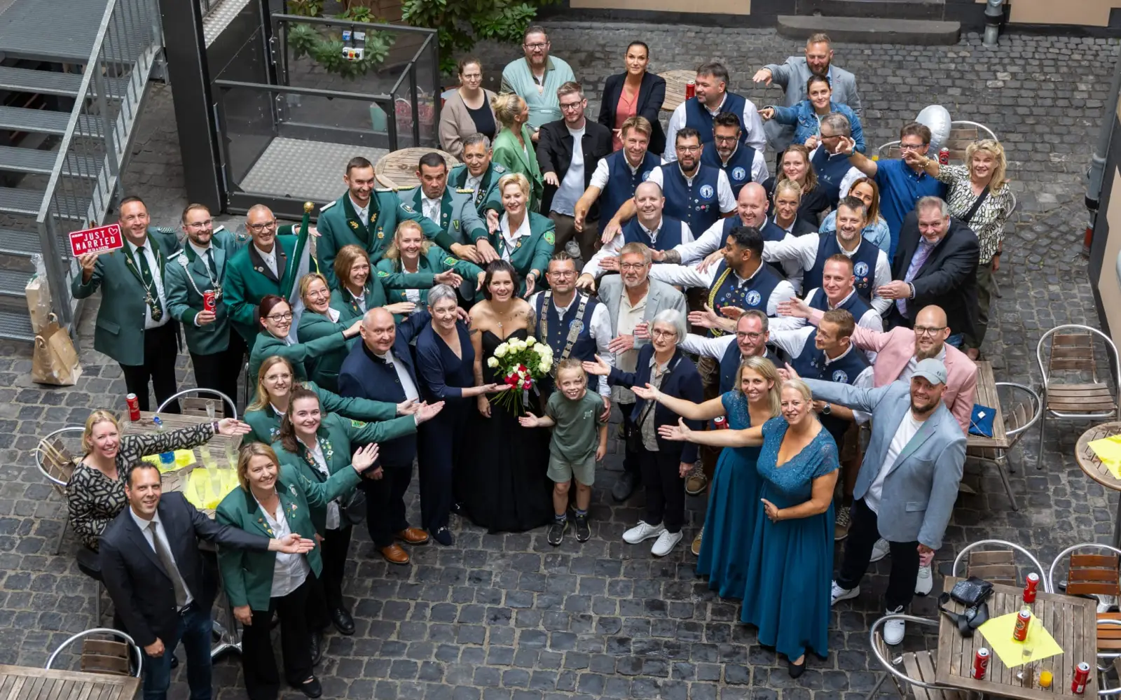 Begleitet von zahlreichen Schützenschwestern und -brüdern aus Rahm und Huckingen heirateten Julia und Sascha Strachowitz zum Auftakt des Schützenfestes. Foto: sam