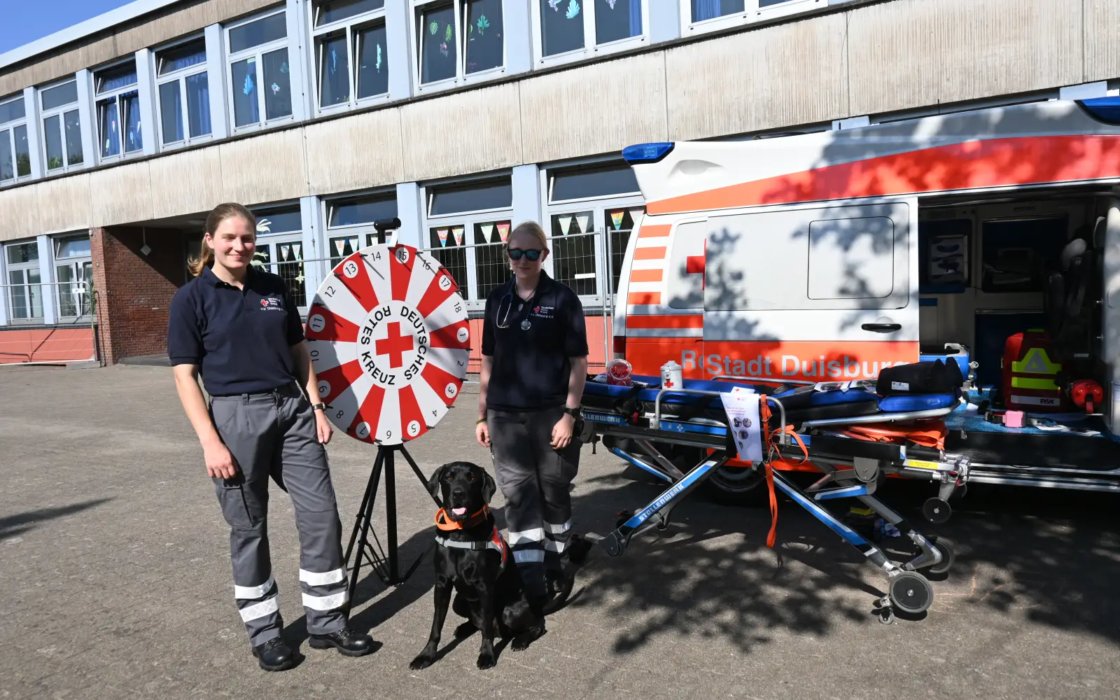 Marie Altgassen (links) und Marie Johanning mit Balou informierten über die ehrenamtliche Arbeit beim DRK - unter anderem über den Aufbau der Rettungshundeeinheit. Foto: sam