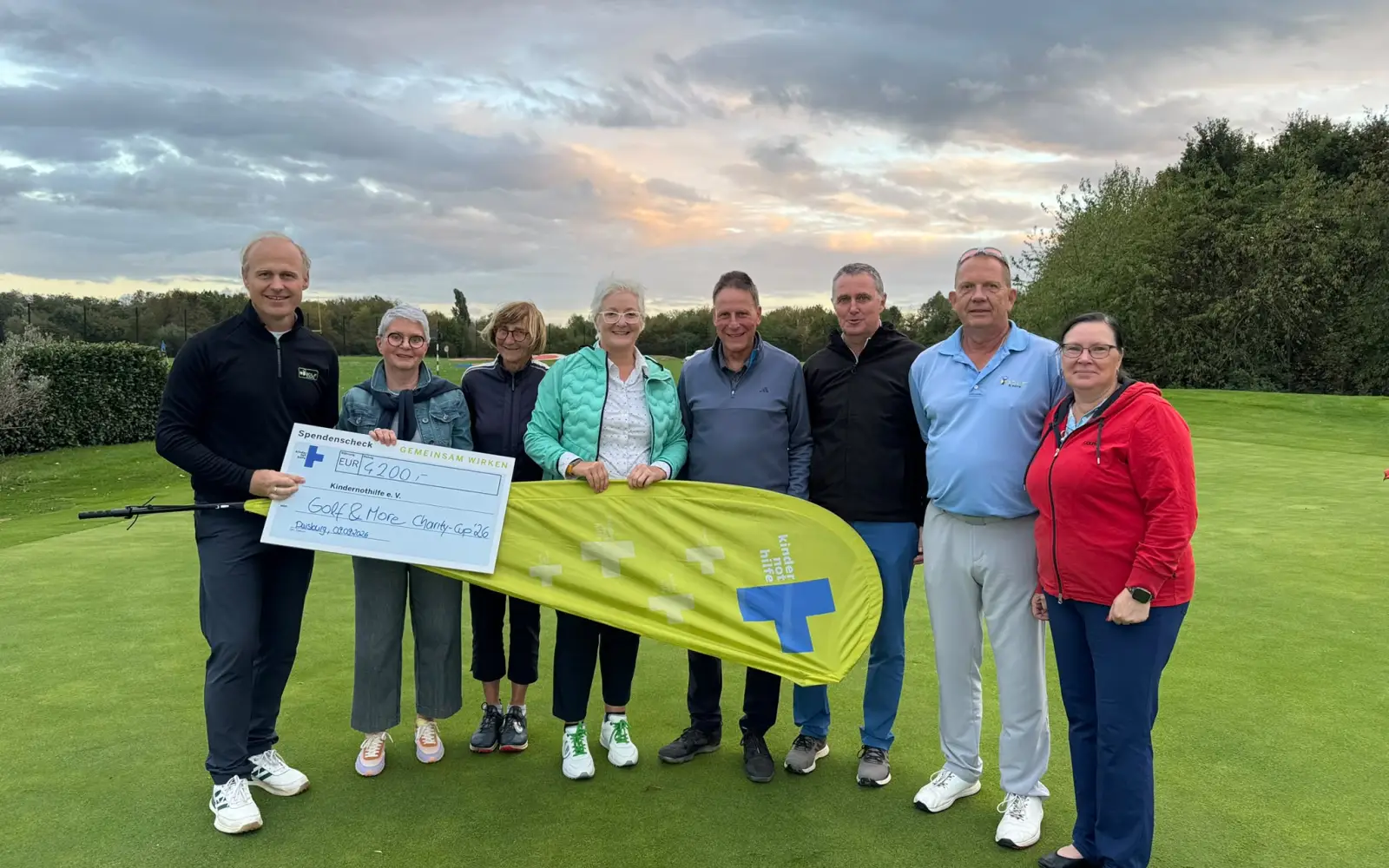 Beim elften Charity-Cup von Golf&more in Duisburg-Huckingen kamen 4.200 Euro für die Kindernothilfe zusammen. Foto: Golf&more