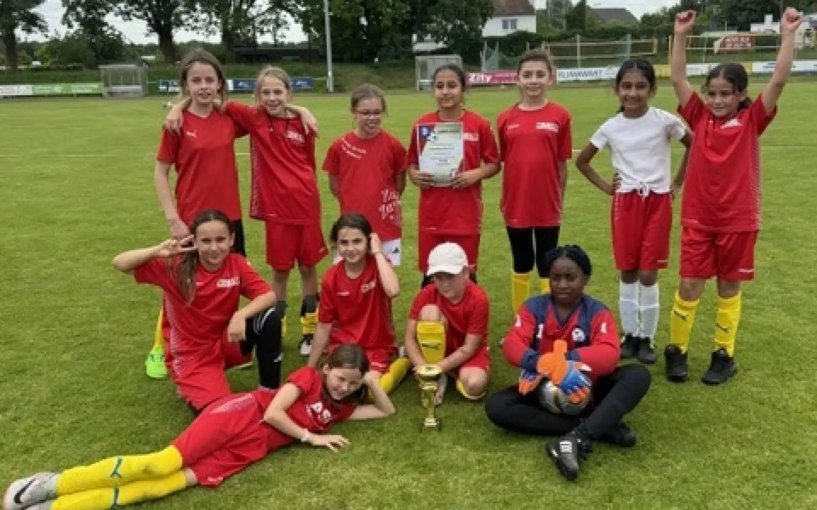 Mit Pokal und Urkunde feierte die Mädchenmannschaft der Beckbuschschule aus Stockum ihren Sieg beim Düsseldorfer Mädchen-Fußballturnier, das 380 Schülerinnen aus 38 Grundschulen zusammenbrachte. Foto: privat