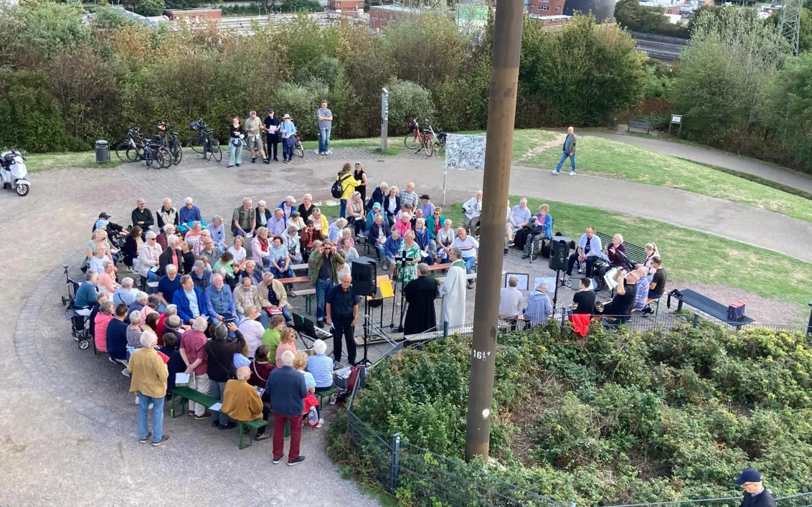 Auf der Landmarke „Tiger & Turtle“ erlebten die Besucher einen rundum harmonischen und stimmungsvollen Gottesdienst unter freiem Himmel. Foto: privat