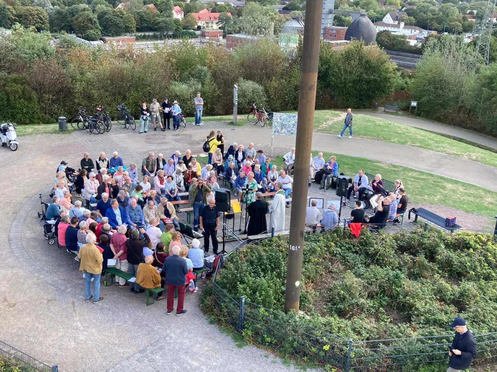 Auf der Landmarke „Tiger & Turtle“ erlebten die Besucher einen rundum harmonischen und stimmungsvollen Gottesdienst unter freiem Himmel. Foto: privat