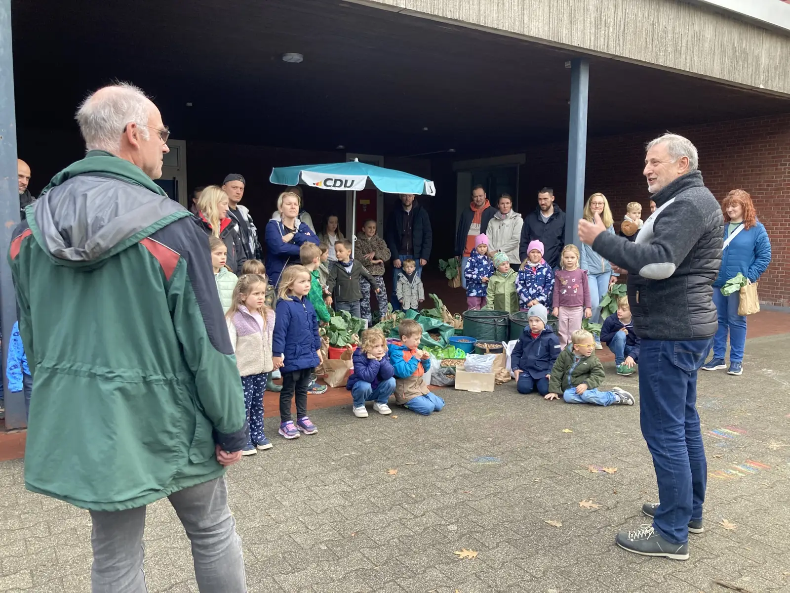 Ratsherr Wolfgang Schwertner (rechts) bedankte sich bei Stadtförster Stefan Jeschke für die gute, 13-jährige Zusammenarbeit. Foto: sam