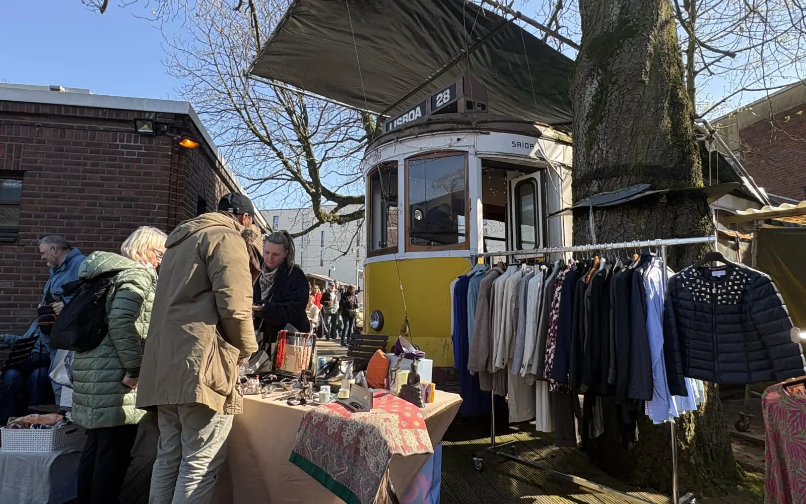 Vor historischer Kulisse präsentieren Händler beim Markt in Kaiserswerth ihre Waren. Foto: privat