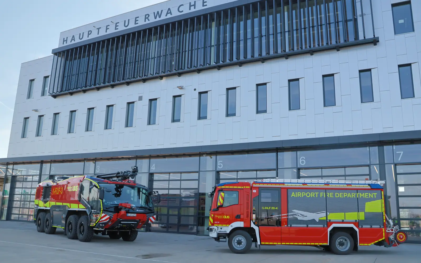 Einsatzkräfte der Flughafenfeuerwehr evakuierten die Maschine nach der Landung, alle rund 150 Passagiere kamen zunächst in einem nahegelegenen Terminal unter. Archivfoto: ah