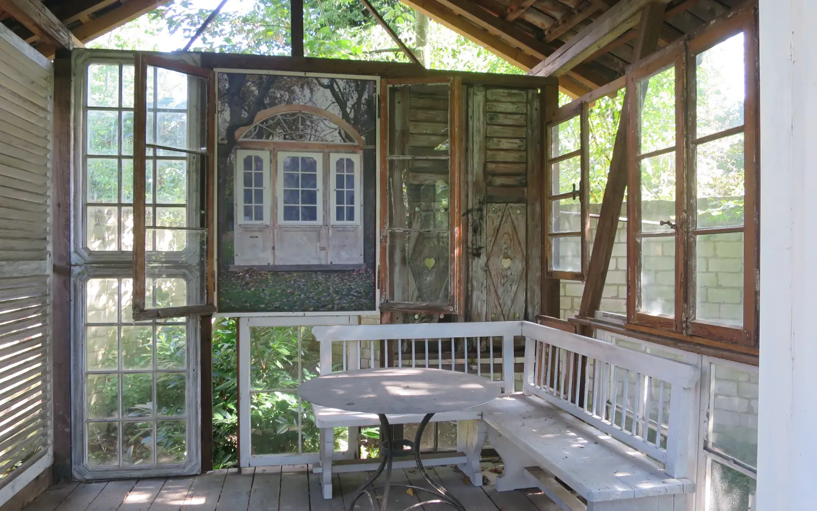 Im Gartenpavillon „La Folie“ hängen Fensterbilder von Maren Heyne, die das Anwesen gemeinsam mit Friederich Werthmann vor dem Verfall rettete. Archivfoto: hs