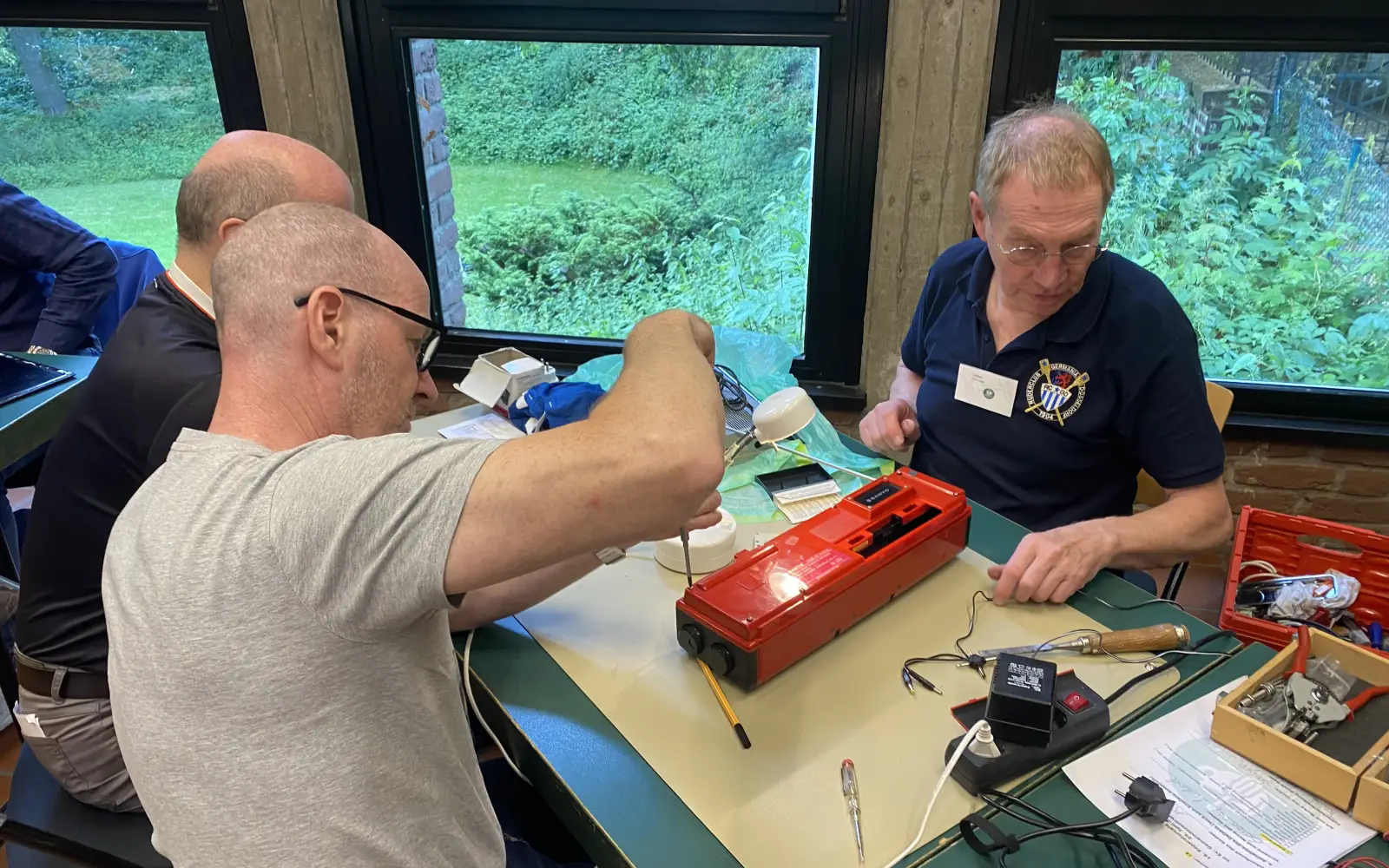 Ehrenamtliche Tüftler nehmen sich im Reparaturcafé Kaiserswerth der mitgebrachten Geräte an, am Freitag, 4. September, ist das Evangelische Gemeindezentrum an der Fliednerstraße 6 dafür von 15 bis 18 Uhr geöffnet. Foto: privat