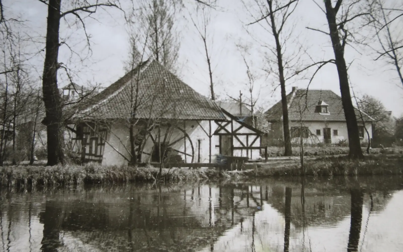Die Ansichtskarte zeigt die Kalkumer Mühle in den 1960er-Jahren, als der Mühlenteich noch gestaut war. EU-Vorschriften zum Schutz von Wanderfischen verbieten dies jetzt. Archivfoto: Verlag Max Apel, Kaiserswerth