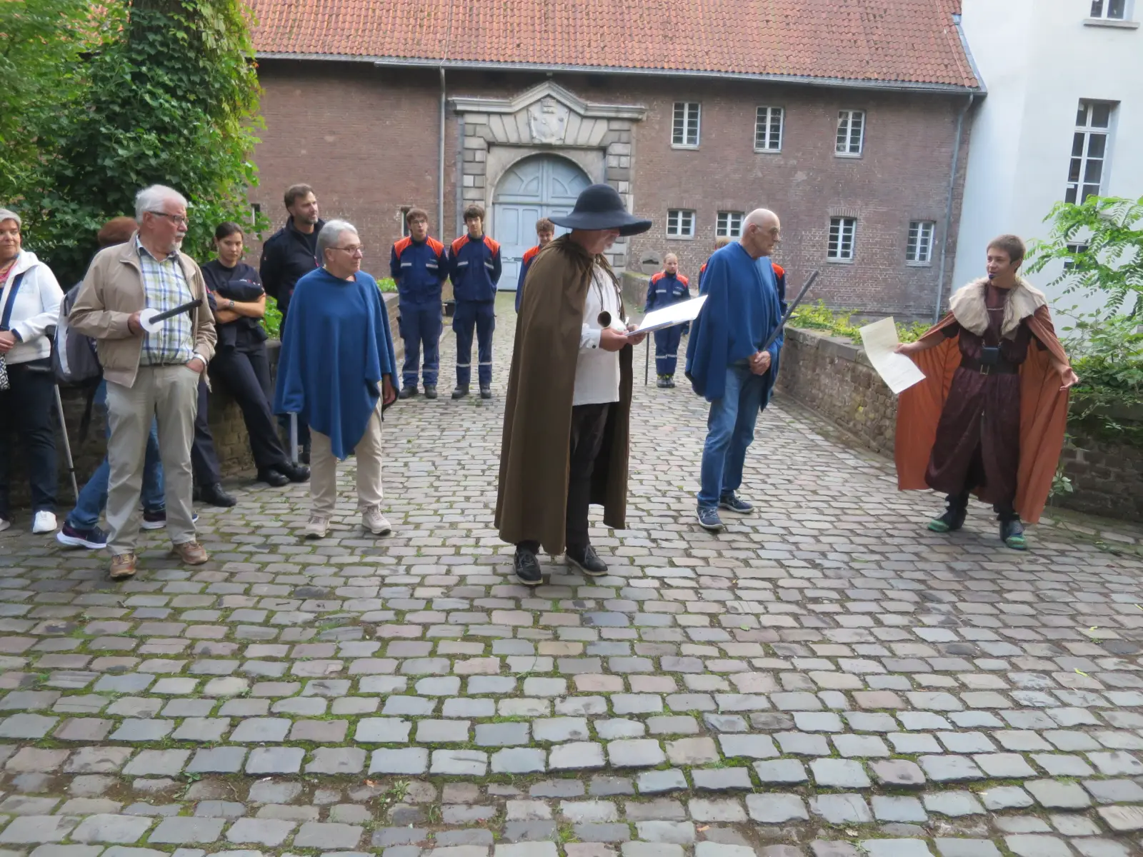 Ein Ritter von Kalkum (Erik Wiese) beklagt gestenreich die Hinrichtung seines Bruders Ludekin. Foto: hs