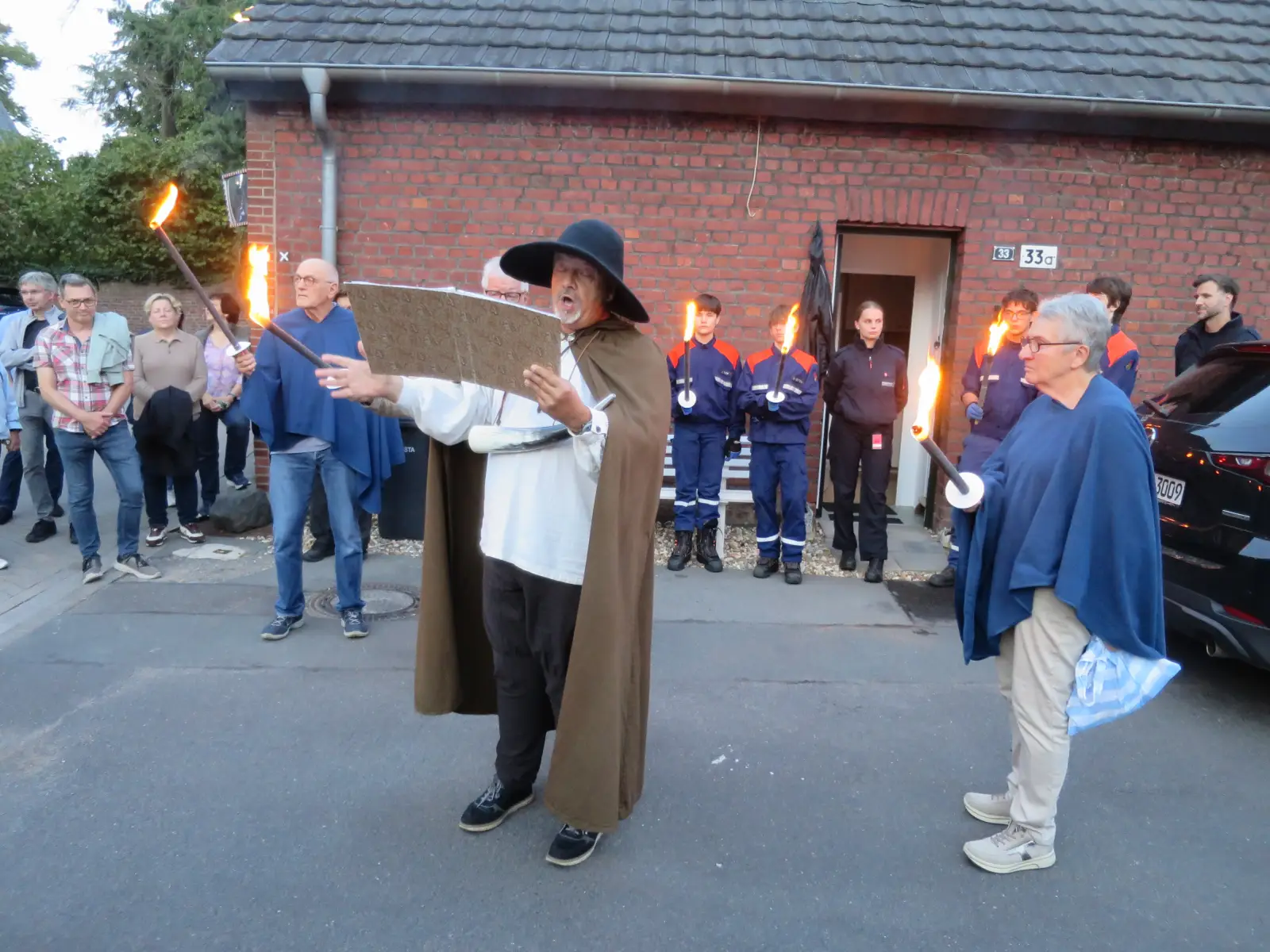 Der Kalkumer Nachtwächter berichtet über starke Kalkumer Frauen und das frühere Dorfgeschehen. Foto: hs