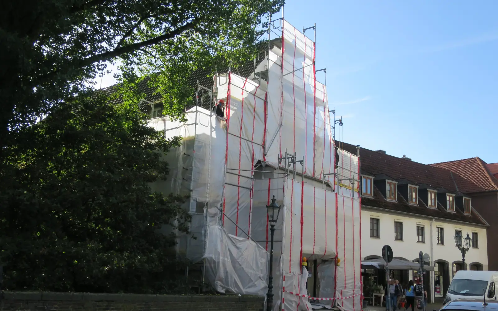Eine Hinterlassenschaft des Zweiten Weltkrieges als Denkmal, Verhüllungskunst oder Schandfleck? Seit mehr als zwei Jahren ist der Bunker südlich der Klemensbrücke eingerüstet und verhüllt. Foto: hs