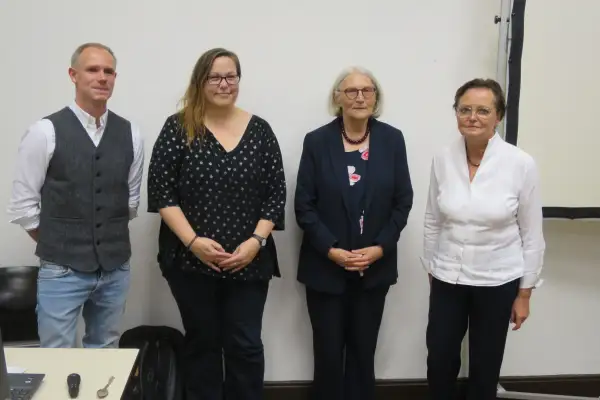 Nach dem Vortrag über archäologische Funde in Kaiserswerth (von links): Dr. Jona Schröder, Sabine Thomsen sowie die Vorstandsmitglieder des Heimat- und Bürgervereins Kaiserswerth, Kerstin Döhler und Ursula Lösch. Foto: hs