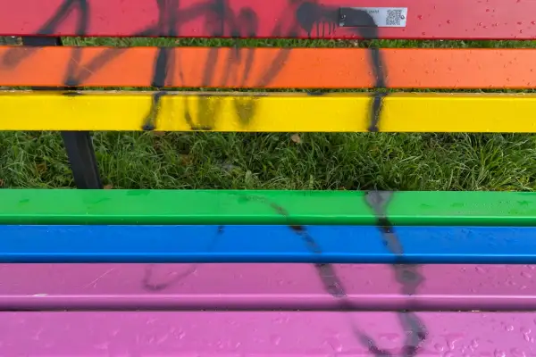 Regenbogenbank erneut beschmiert