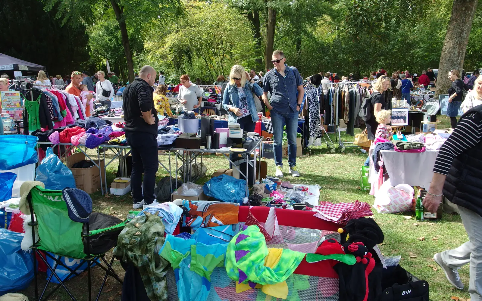 Der große Trödelmarkt gehört zum Parkfest im Lantz'schen Park, Tickets für einen eigenen Stand gibt es in der Albertus-Apotheke an der Alten Flughafenstraße 4. Archivfoto: hs