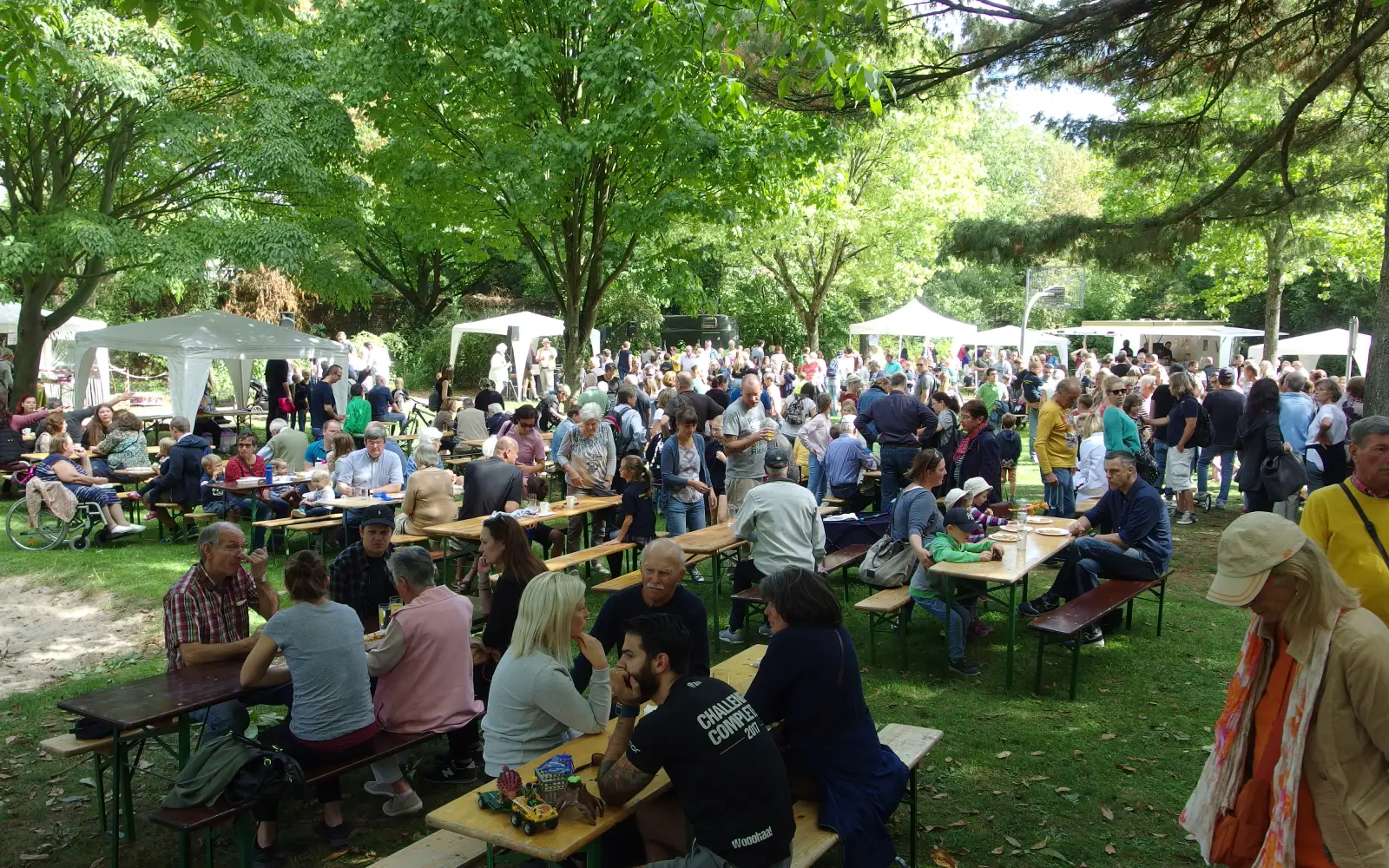Beim gemütlichen Zusammensitzen unter schattigen Bäumen bleibt das Trödeln im Hintergrund. Am Sonntag, 13. September, wird von 11 bis 18 Uhr das 42. Parkfest gefeiert. Archivfoto: hs