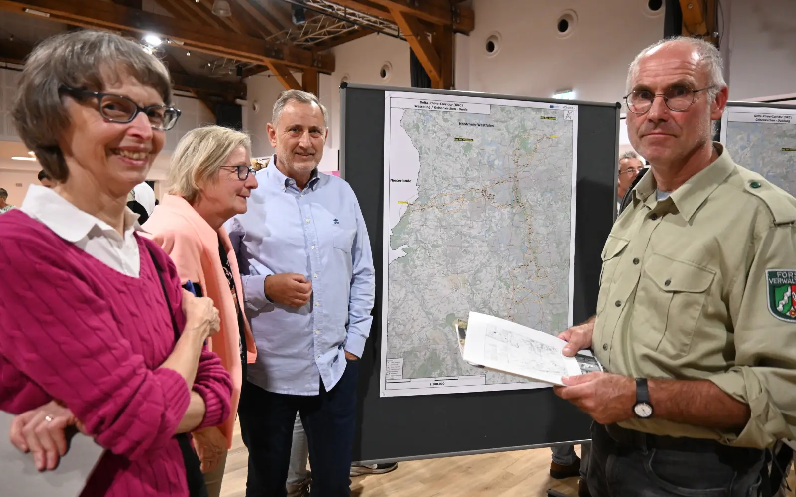 Auch Stadtförster Stefan Jeschke (rechts) informierte sich im Steinhof über die Korridore, die OGE für die CO2-Leitung der Bezirksregierung vorschlagen wird. Foto: sam 