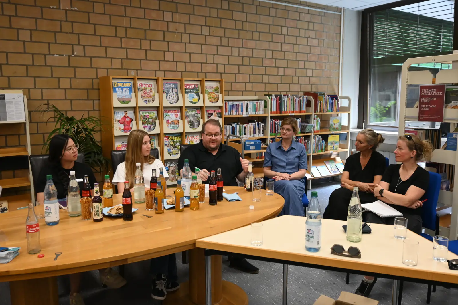 Jugendliche zeigen ihren Film über Großenbaum und Rahm in der Stadtteilbibliothek