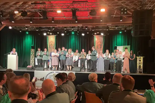 Besonders herzlich begrüßt wurden die Jugendmajestäten. Foto: sam 
