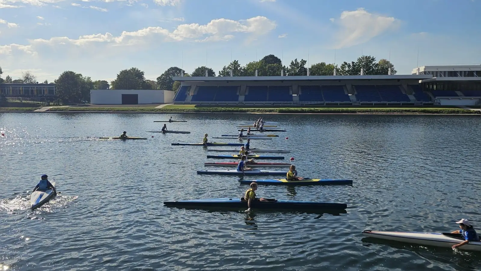 Rund 120 Kanuten kämpfen bei sonnigem Wetter auf der Regattabahn in Duisburg-Wedau um die Stadtmeisterschaften im Kanurennsport. Foto: privat