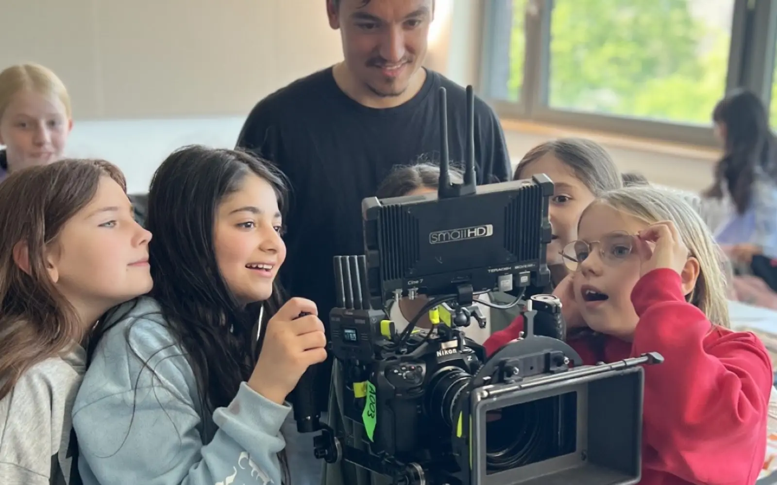 Nach einem schulinternen Casting standen drei Kinder der Realschule Borbecker X in den Hauptrollen, viele weitere halfen vor und hinter der Kamera. Foto: interaktiv . Perspektiven