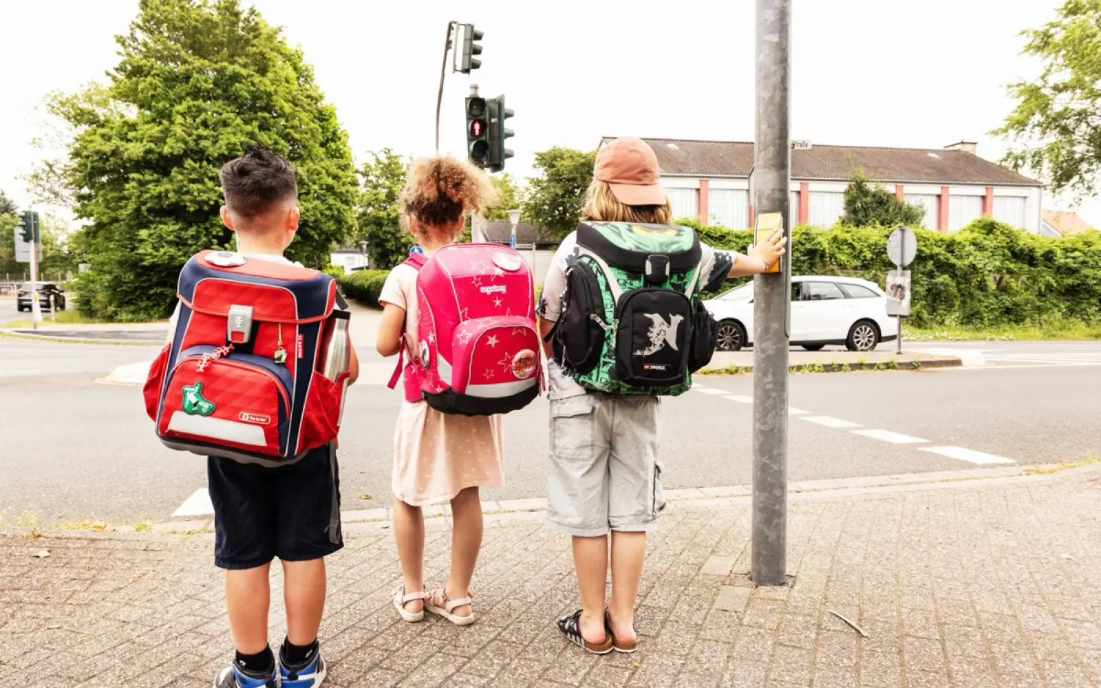 Vor dem ersten Schultag am Mittwoch, 2. September, rät Simon Höhner von der Verkehrswacht Düsseldorf Eltern, den Schulweg mehrmals gemeinsam mit dem Kind zu gehen und dabei auf Gefahrenstellen hinzuweisen. Foto: Landesverkehrswacht NRW