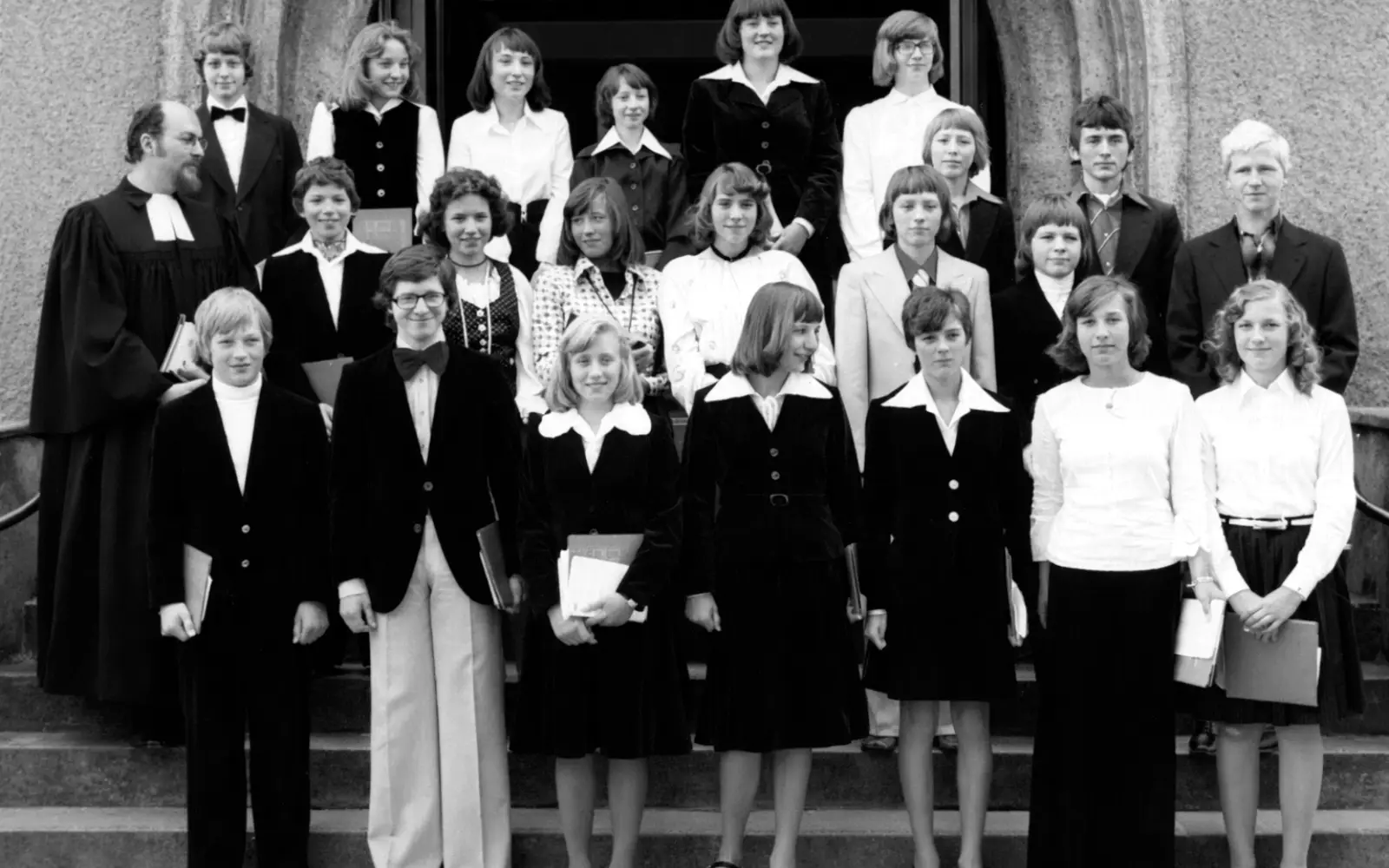 Pfarrer Meyer-Mintel stellte sich 1976 vor der Kirche in Bissingheim mit den Konfirmanden auf. Archivfoto: Ev. Kirchengemeinde Trinitatis
